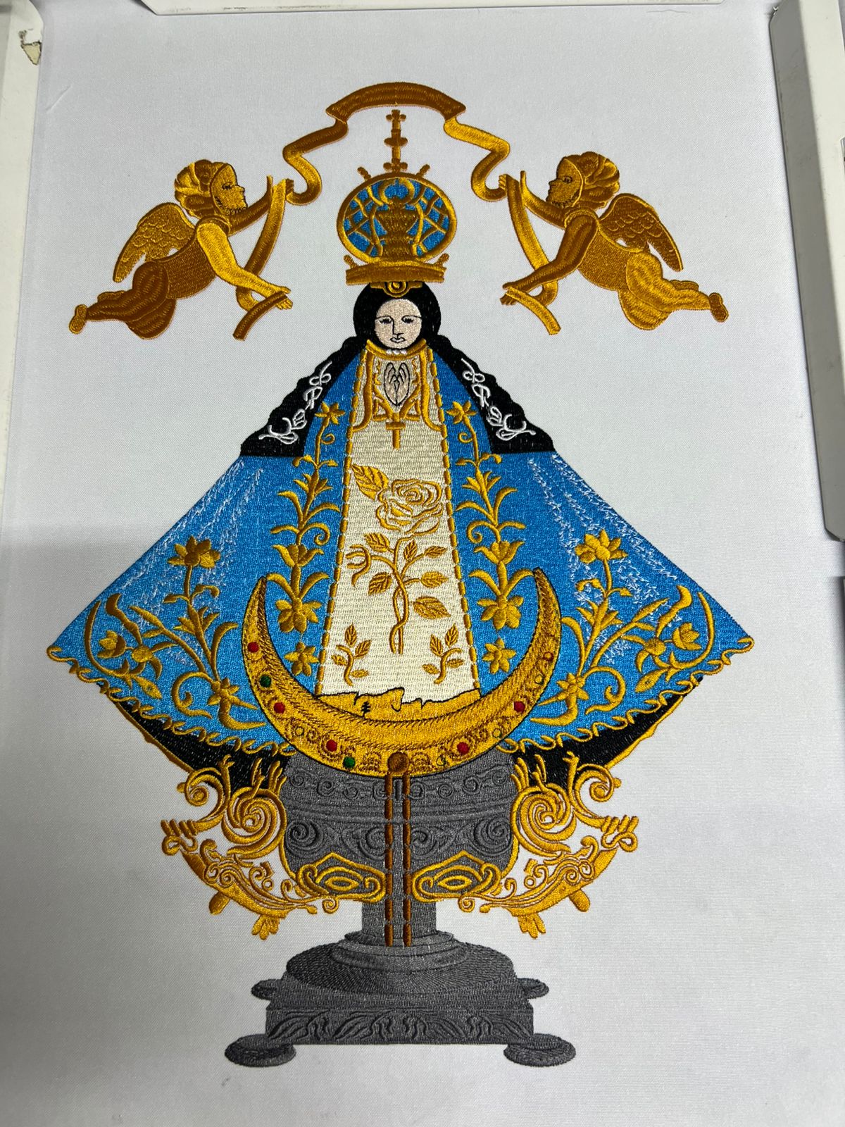 Bordado detallado Virgen de Guadalupe