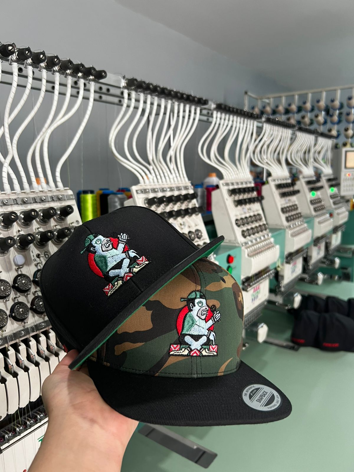Gorra camuflada en producción
