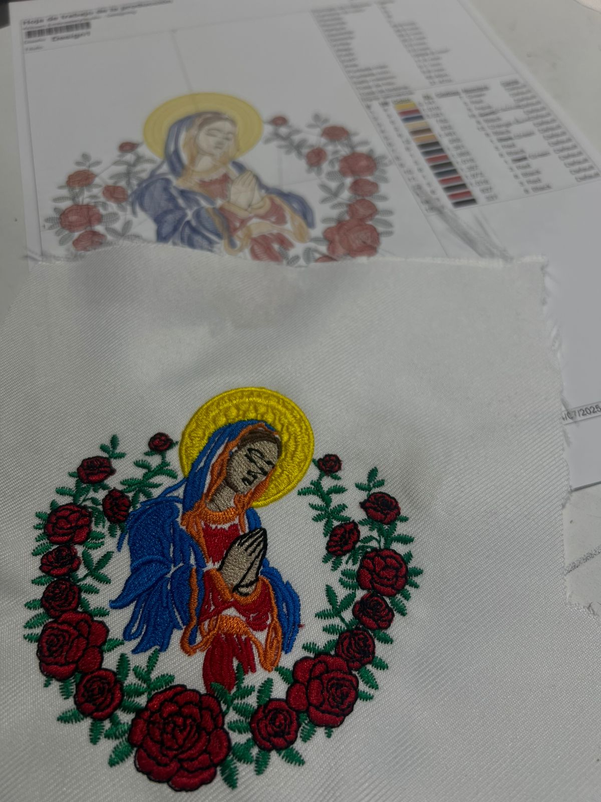 Bordado religioso con rosas