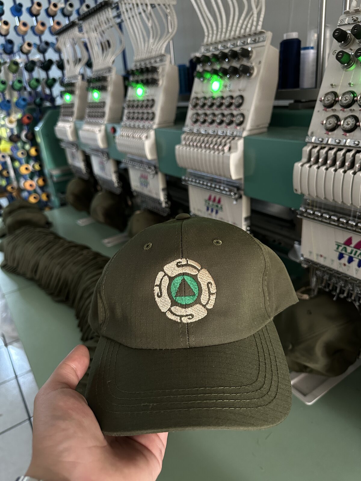 Gorra verde con logo bordado